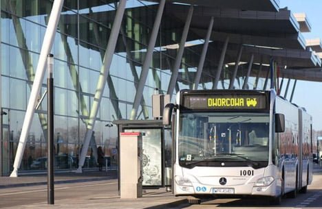 Остановка автобуса возле аэропорта Коперника