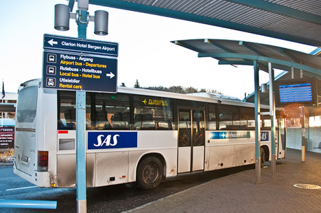 Автобус Flybussen возле аэропорта Берген