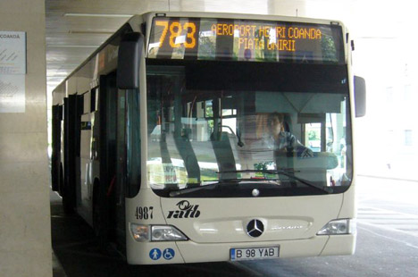 Автобус возле терминала Бухарестского аэропорта (Отопени)