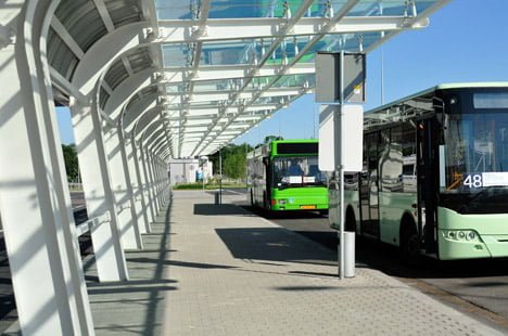 Остановка автобуса возле терминала аэропорта Львов