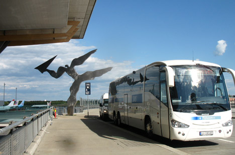 Остановка автобусов возле аэропорта Осло