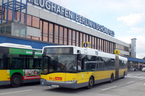 Остановка автобусов возле аэропорта Берлин-Шенефельд
