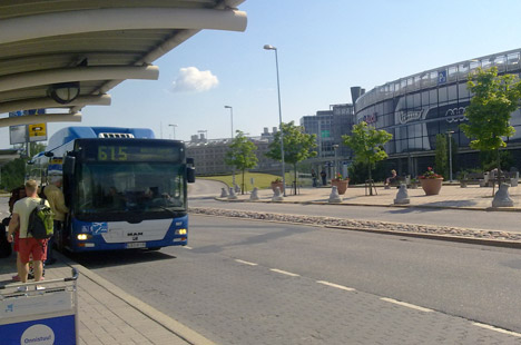 Остановка автобусов возле аэропорта Хельсинки