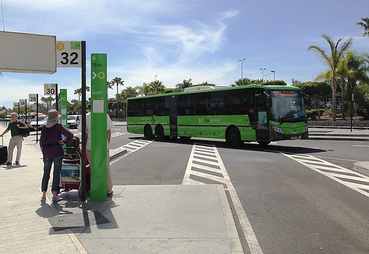 Автобусная остановка возле терминала аэропорта Тенерифе-Южный